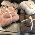 Serviette de bain en flanelle de corail avec motif ananas en grille, ensemble absorbant et doux de la marque eprolo.